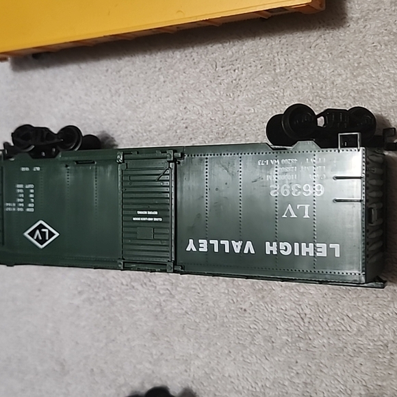 Life Like Train Cars - Picture 4 of 5